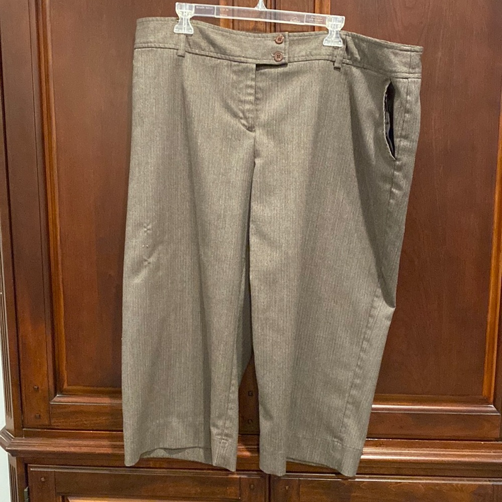 Worthington 22W stretch women’s crop dress pants, brown weave.